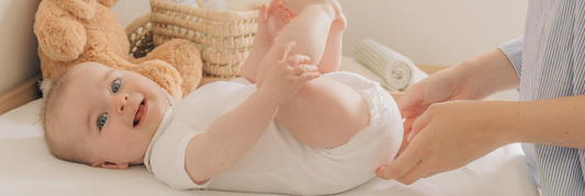 Bébé allongé sur une table à langer