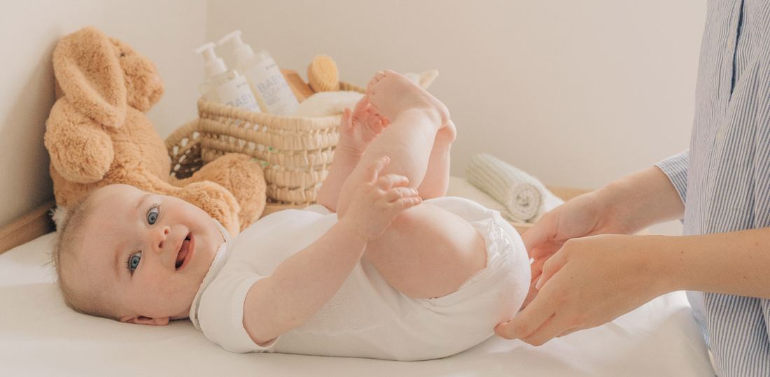 Bébé allongé sur une table à langer