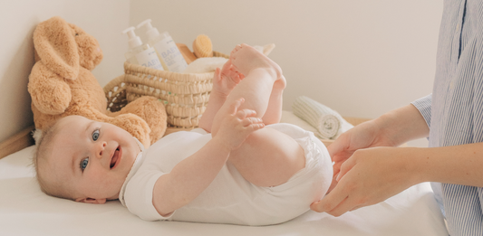 Bébé allongé sur une table à langer