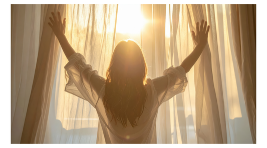 Une femme qui ouvre ses rideaux